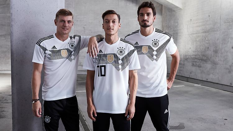 Toni Kroos, Mesut Özil und Mats Hummels konnten das Trikot für den geplanten WM-Erfolg bereits Probetragen.