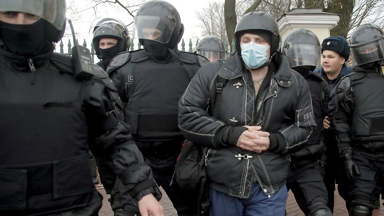 Laut Innenministerium waren viele der verhafteten Jugendlichen mit Messern, Reizgas und Pistolen bewaffnet.
