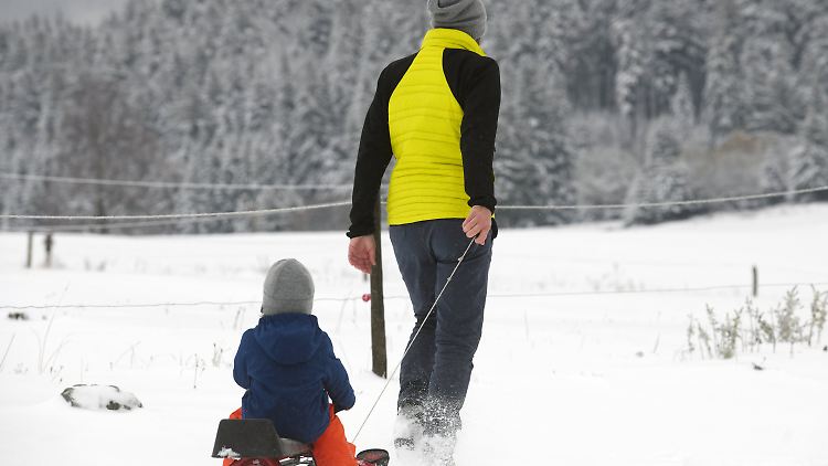 Die ersten Schneefans eröffnen die Saison. Doch zum Skifahren reicht es im Schwarzwald noch nicht.