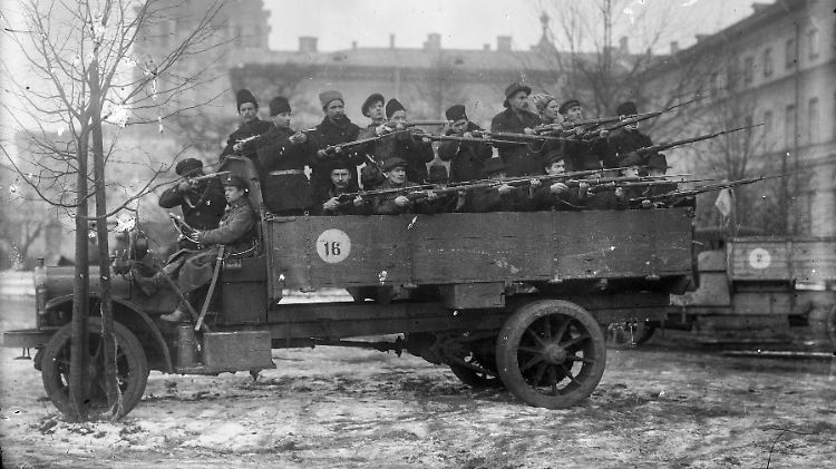 Revolutionäre Soldaten in Petrograd.