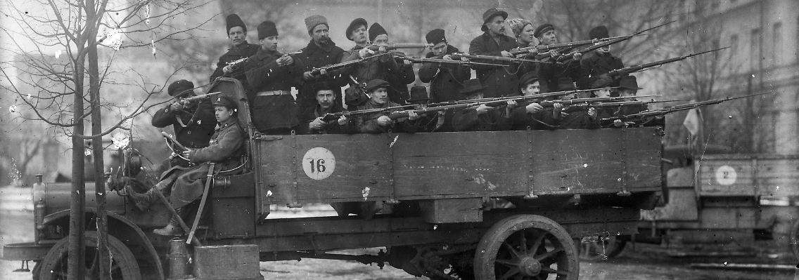 Revolutionäre Soldaten in Petrograd.