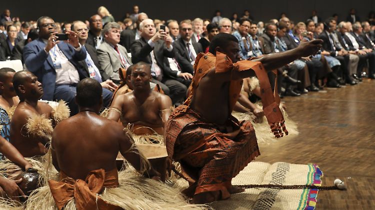Mit traditionellen Tänzen aus dem Inselstaat Fidschi begann die Klimakonferenz in Bonn - Fidschi hat die Präsidentschaft des Treffens inne, das aus praktischen Gründen in Bonn stattfindet.