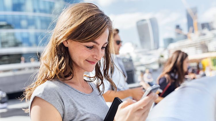Vor und während des Urlaubs ist das Smartphone dabei - und hilft bei der Organisation.