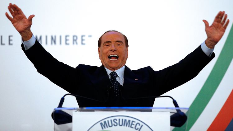 Das Lachen wirkt etwas maskenhaft, ansonsten scheint Berlusconi - hier im Wahlkampf auf Sizilien - fast der Alte zu sein.
