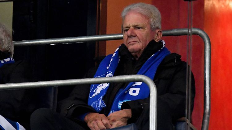 Dietmar Hopp - Mäzen von 1899 Hoffenheim - setzt sich gegen seine Gegner zur Wehr.