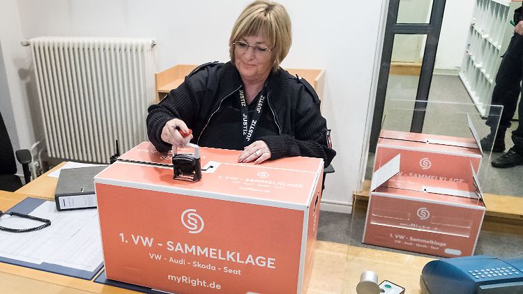 Eine Justizmitarbeiterin in Braunschweig nimmt die Ordner der Sammelklage entgegen.
