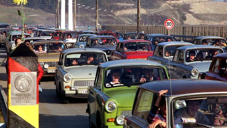 Kilometerlange Trabant-Kolonnen rollten nach dem Mauerfall nach Westen.