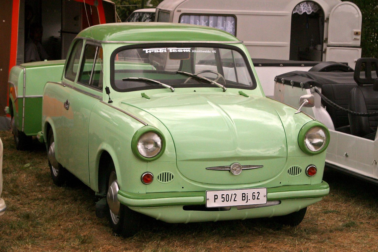 Spätestens am 7. November 1957 beginnt die Geschichte des legendären Trabants. Im Zwickauer Sachsenring-Werk rollt der erste P 50 als Teil einer Vorserie vom Band.   