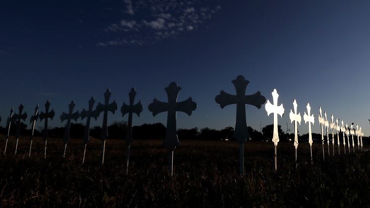 Die Kreuze der Ermordeten in Sutherland Springs, Texas.