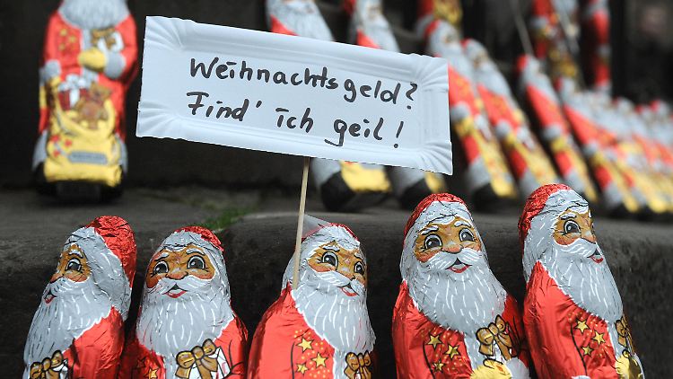 Zum Nikolaustag am 6. Dezember haben viele Arbeitnehmer bereits ihr "Weihnachtsgeld" auf dem Konto.