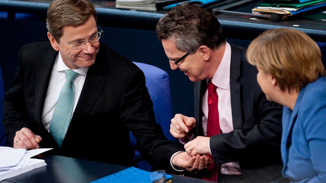 Lob und Gummibärchen vom Außenminister. Ein schöner Tag für de Maizière.