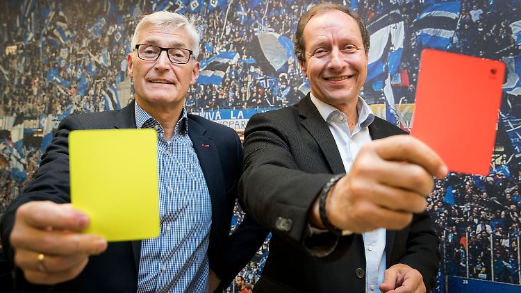 Rote Karte für Hellmut Krug (r.): Lutz Michael Fröhlich (l.) ersetzt ihn ab sofort mit der Projektleitung Video-Assistent.