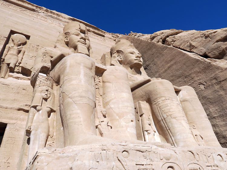 Kolossale Ramses-Statuen zieren den Felsentempel von Abu Simbel. Die Anlage wäre fast in den Fluten des Assuan-Stausees verschwunden, ein deutsches Firmenkonsortium siedelte den mächtigen Tempel kurzerhand um.