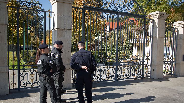 Polizisten vor der Residenz Todirics in Zagreb - der Magnat war seit Wochen auf der Flucht.