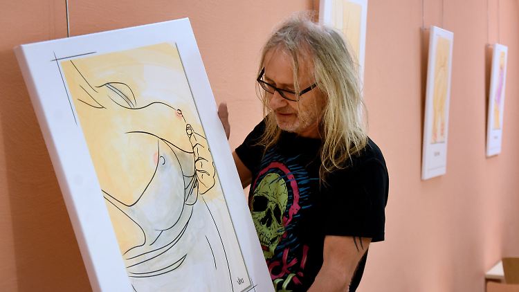 Horst Reinert vom Studentenwerk Göttingen hängt den "Stein des Anstoßes" ab.