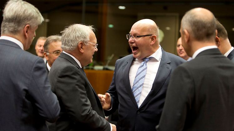Interimsfinanzminister Altmaier (M.) im Kreise seiner Kollegen - in Brüssel beschlossen diese eine "Schwarze Liste" der Steuerparadiese. 