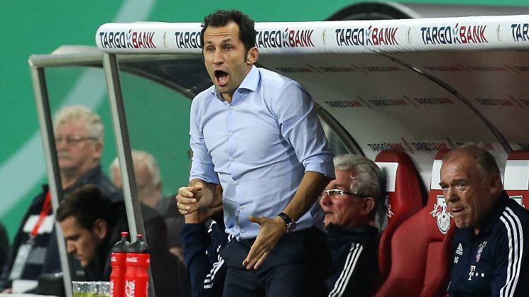 Während Jupp Heynckes ruhig auf der Bank sitzt, tobt sich Hasan Salihamidzic an der Linie aus - er lebt den Fußball nach wie vor.