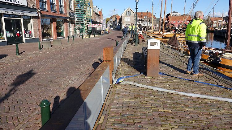 Die in unterirdischen Behältern liegende Wand treibt von alleine nach oben, wenn die Kammern sich mit Wasser füllen.