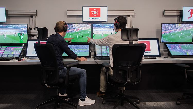 Zwei Schiedsrichter für ein Spiel - so soll künftig nichts mehr durch die Lappen gehen.