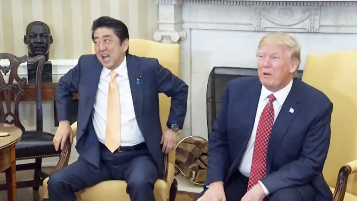 Trumps Händedruck.JPG