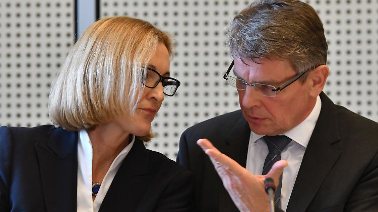 Polizeipräsident Kandt und seine Stellvertreterin Koppers äußern sich vor dem Innenausschuss.