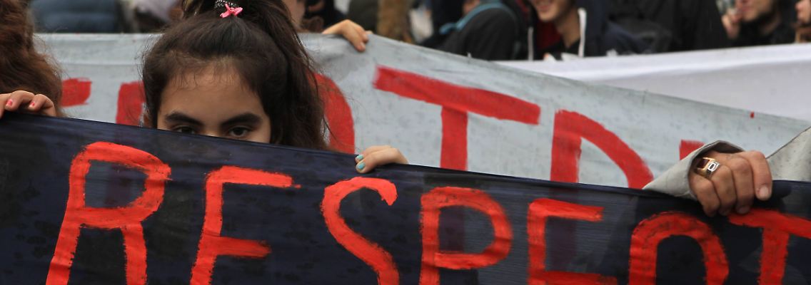 Vor der deutschen Botschaft in Athen demonstrieren die Flüchtlinge für die Familienzusammenführung.