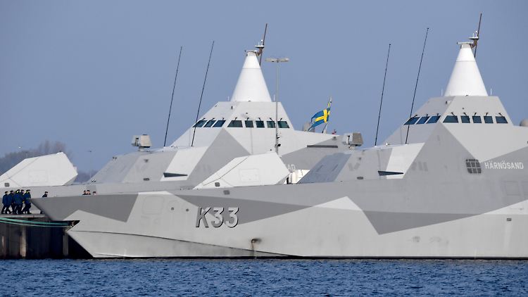 Nahezu unsichtbar für den Gegner: Die beiden schwedischen Stealth-Korvetten "Harnösand" und "Karlstad" in Kiel.