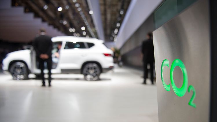 Autos sollen weniger CO2 ausstoßen - die Branche wehrt sich aber gegen die Zielvorgaben.