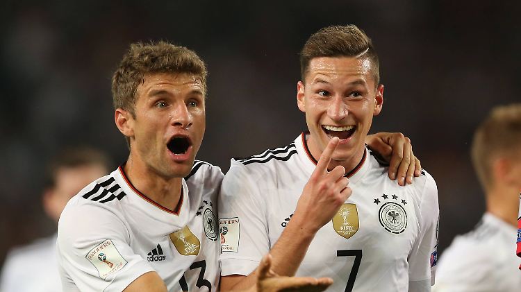 "Ja mei, der Julian". " Gell, i bins". Müller und Draxler kennen sich aus der DFB-Elf. Vielleicht spielen sie demnächst auch im Verein zusammen.