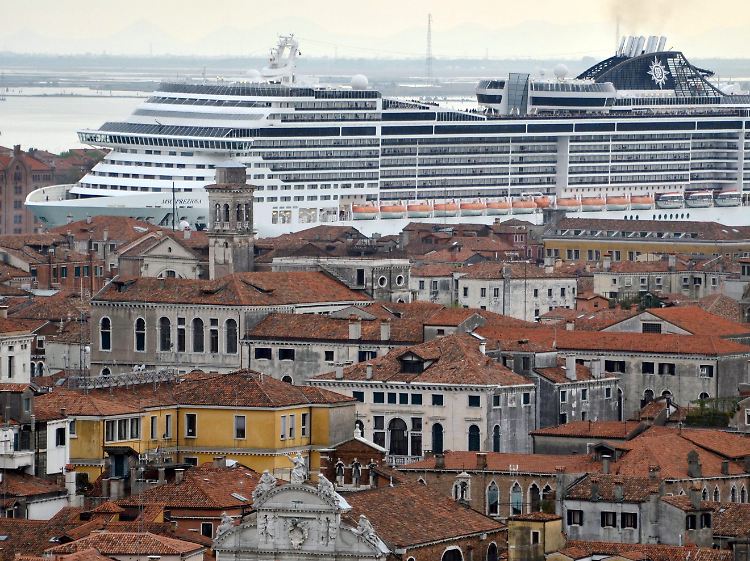 Kreuzfahrtschiff in Venedig - die Stadt wird geradezu überrannt von Touristen, fast ganzjährig.