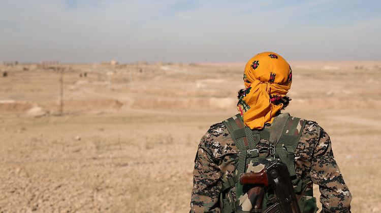 Ein Kämpfer der mit den USA verbündeten SDF nahe Rakka (Archivbild).