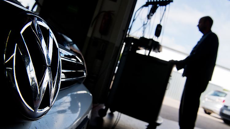 Betroffene Autos werden umgerüstet - doch der Abgas-Skandal ist für VW noch lange nicht ausgestanden.