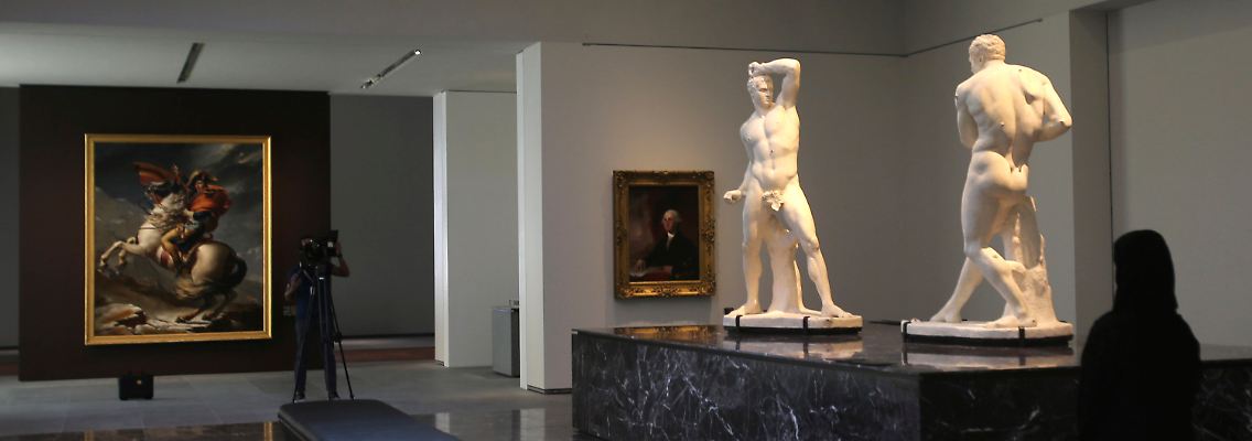 Eine verschleierte Frau besucht in Abu Dhabi der Louvre.