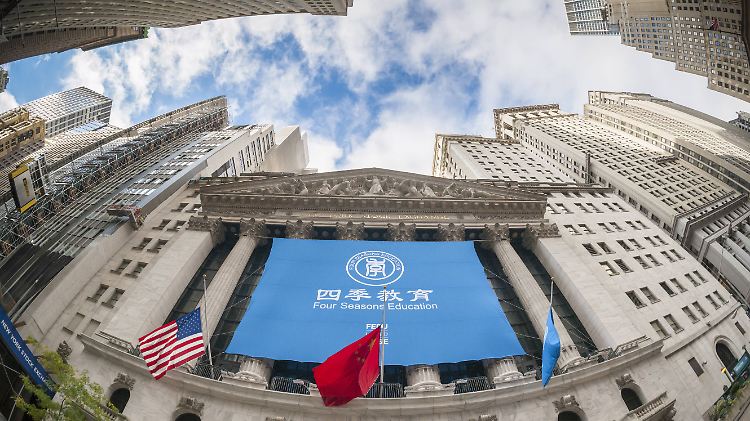 Erster Handelstag für "Four Seasons Education": An der New York Stock Exchange begrüßt zur Wochenmitte ein himmelblaues Banner die Händler.