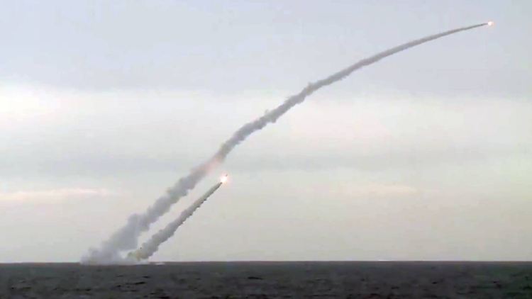 Von See aus feuern russische U-Boote Kaliber-Marschflugkörper auf Albu Kamal ab.