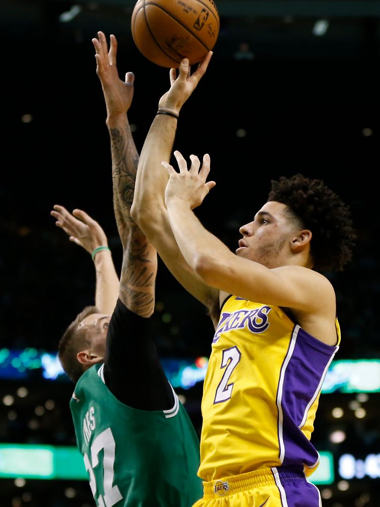 Basketball-Nationalspieler Daniel Theis (l.) hat mit den Boston Celtics in der NBA gegen die L.A. Lakers den nächsten Sieg gefeiert.