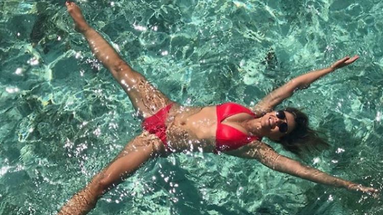 Liz Hurley lässt sich treiben. Natürlich nicht einfach so, sie bewirbt ihren Bikini.