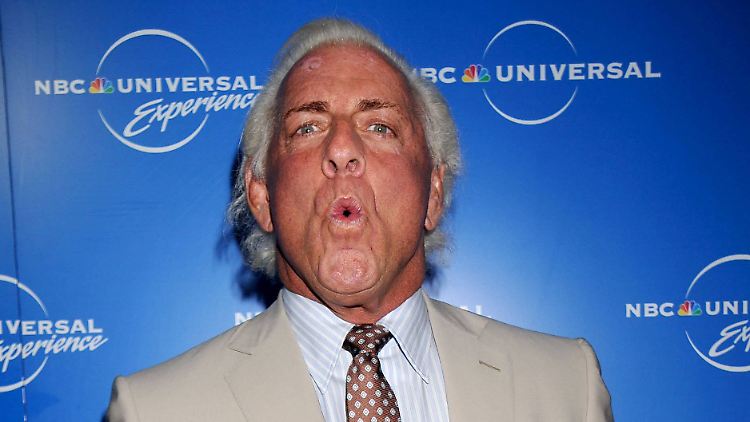 Glaubt man Ric Flair und geht man davon aus, dass er mit 18 Jahren das erste Mal Sex hatte, schläft er jedes Jahr mit durchschnittlich 200 Frauen.