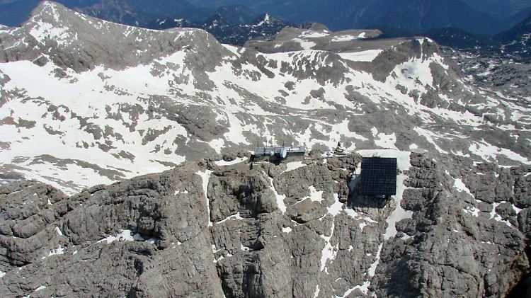 Der 45-Jährige stürzte durch die Schneedecke in eine Felsspalte am österreichischen Dachstein.