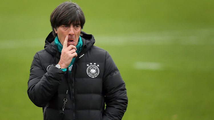 Denkt noch ein wenig nach: Joachim Löw.