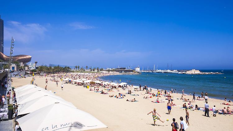 Am Strand in Barcelona: Trotz Anschlag lassen sich Urlauber hier die Stimmung nicht verderben.