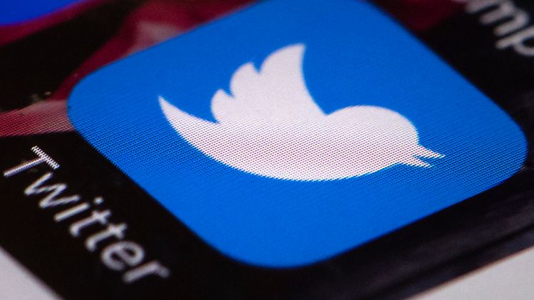 Bis auf Weiteres will Twitter keine blauen Häkchen mehr vergeben. Grund dafür ist ein Vorfall, der auf der Plattform selbst große Empörung auslöste.