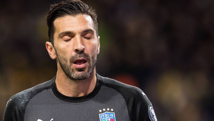 Italiens Torwart-Legende Gianluigi Buffon kann es nicht fassen: Italien unterliegt Schweden.