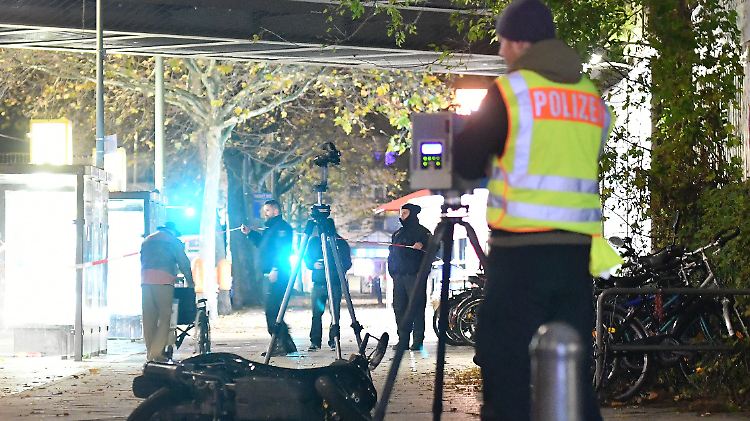 Die Polizei sichert Spuren am Ort des Vorfalls.