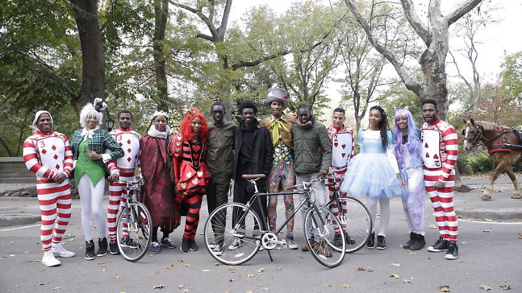 Die Models des Pirelli-Kalenders 2018 präsentieren sich mit ihren Kostümen.