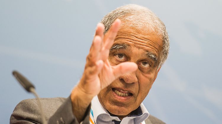 Mojib Latif ist Leiter des Forschungsbereichs Ozeanzirkulation und Klimadynamik am Helmholtz-Zentrum für Ozeanforschung Kiel sowie Vorsitzender des Deutschen Klima-Konsortiums, einem Zusammenschluss der führenden Klimaforschungsinstitute Deutschlands.