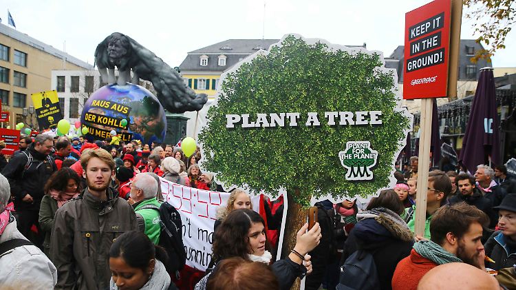 Am 4. November demonstrierten 25.000 Menschen in Bonn für einen Ausstieg aus der Kohleverbrennung. In Bonn findet derzeit die UN-Klimakonferenz statt. Kanzlerin Merkel wird hier in einer Wolke von Abgasen dargestellt.