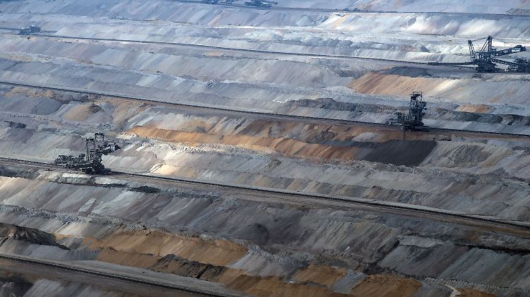 Im Tagebau Hambach bei Kerpen in NRW wird noch immer Braunkohle gefördert.