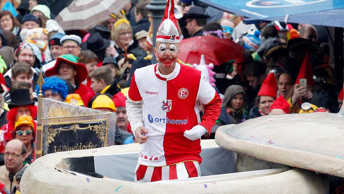 Der Traditionsschelm Hoppeditz erwacht auf dem Rathausplatz in Düsseldorf und zieht sich ein Trikot von Fortuna Düsseldorf über. Diesjähriges Motto ist "Jeck erst recht".