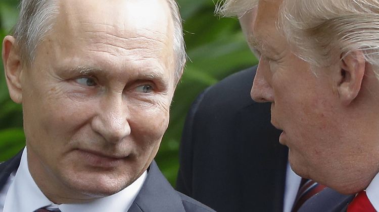 Putin (li.) und Trump beim Gruppenfoto in Vietnam.